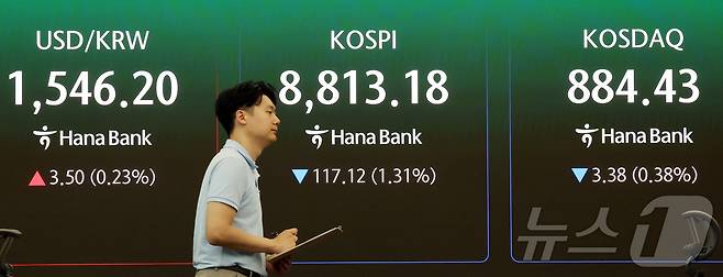 26일 서울 중구 하나은행 본점 딜링룸 전광판에 개장 시황이 나오고 있다. 2026.6.26 ⓒ 뉴스1 김진환 기자