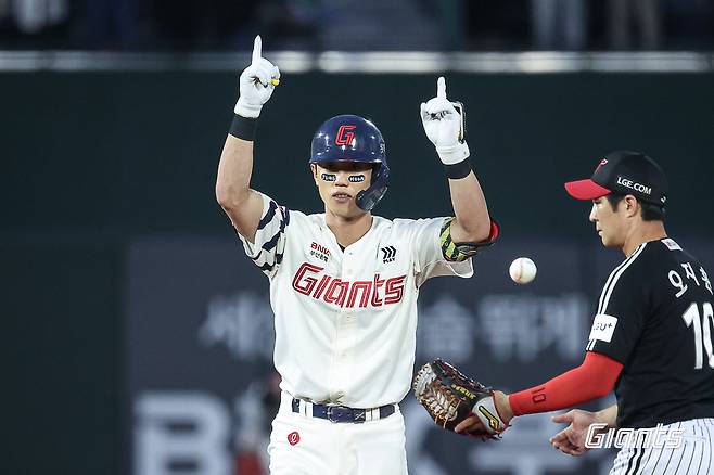 롯데 자이언츠 전민재가 26일 열린 2026 KBO리그 부산 LG 트윈스전에서 2루타 두 방으로 3타점을 올려 팀의 3-2 승리를 이끌었다. (롯데 자이언츠 제공)