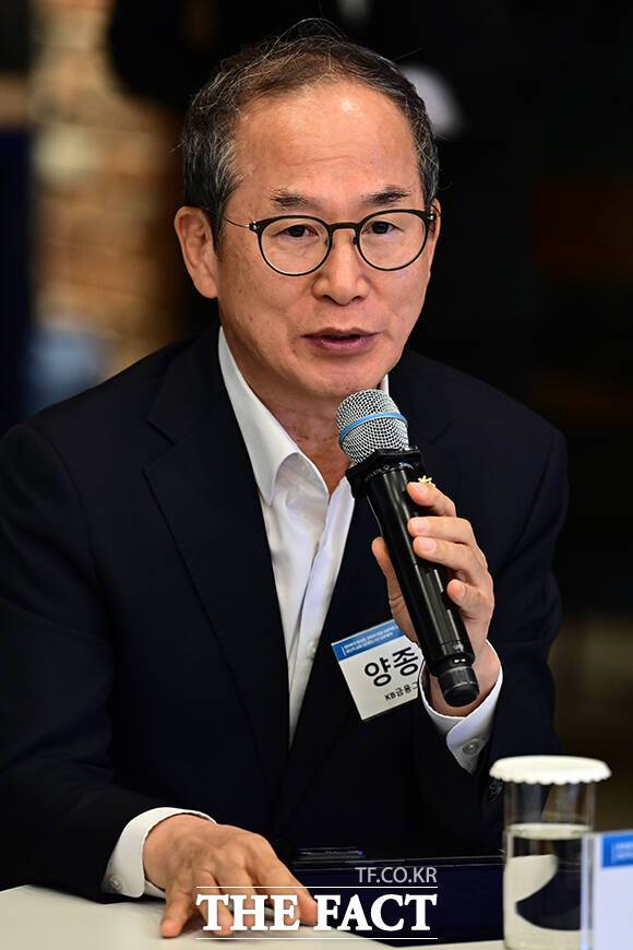 양종희 KB금융그룹 회장이 지난 4월 30일 오후 서울 강남구 팁스타운S6에서 열린 '벤처투차 활성화, 모두의 창업 프로젝트 및 생산적 금융 대전환을 위한 업무협약'에 참석해 발언하고 있다. /남윤호 기자