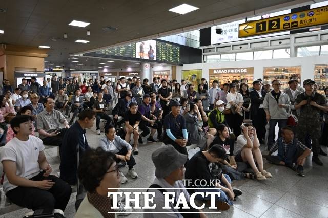 '충격의 패배' 후폭풍. 선수들에 대한 비난보다는, 홍명보 감독의 선수 기용과 경기 운영을 향한 비판이 연예계와 축구계는 물론 축구팬들 사이에서도 쏟아지고 있다. 사진은 2026 북중미 월드컵 한국 대 남아프리카공화국 경기가 열린 25일 오전 서울 용산구 서울역 대합실에서 시민들이 실점 장면에 탄식하고 있다. /송호영 기자
