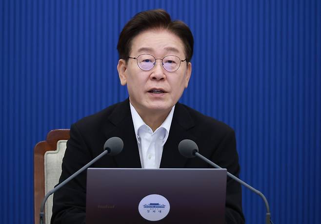 이재명 대통령이 25일 청와대에서 열린 수석보좌관회의에서 발언하고 있다. /뉴스1