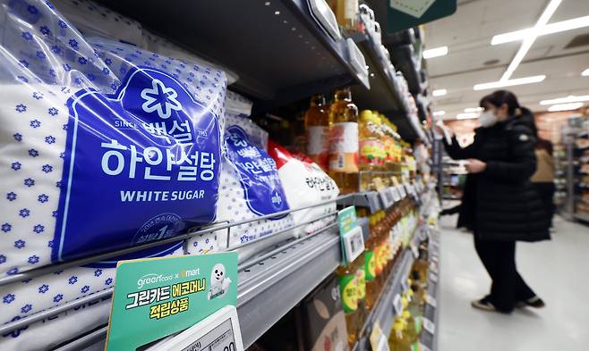 서울 시내 한 대형마트에 설탕 제품들이 진열되어 있다./뉴스1