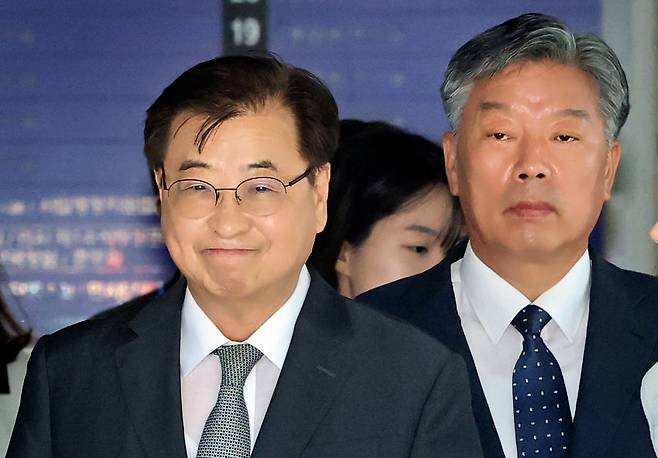 서훈 전 청와대 국가안보실장(왼쪽)과 김홍희 전 해양경찰청장이 16일 서울 서초구 서울고법에서 열린 서해 공무원 피격 사건 관련 2심 선고 공판을 마친 후 법정을 나서고 있다. /연합뉴스
