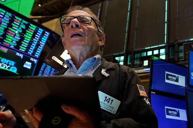 미국 뉴욕증권거래소(NYSE)에서 한 트레이더가 업무를 보고 있다. /AP연합