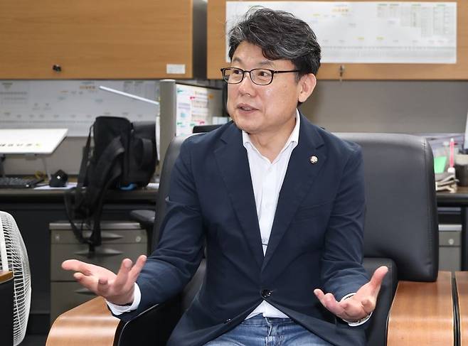 진성준 더불어민주당 의원이 지난달 27일 전북 전주시 전북특별자치도의회 기자실을 찾아 간담회를 열고 질의에 답변을 하고 있다. 뉴스1
