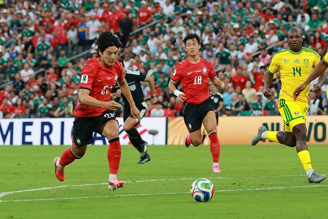 축구대표팀 설영우(왼쪽). 뉴스1