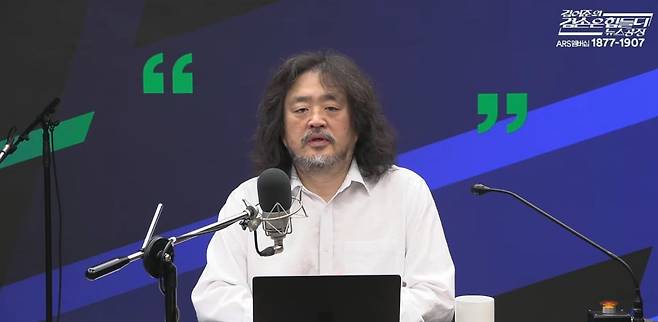 김어준씨가 26일 유튜브 방송에서 이른바 뉴이재명 세력에게 쓴소리를 날리고 있다. 김어준의 겸손은힘들다 뉴스공장 캡처