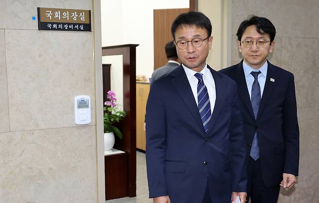 한병도 더불어민주당 당대표 직무대행 겸 원내대표와 천준호 원내운영수석부대표가 26일 국회의장실에서 하반기 원 구성 관련 면담을 마친 뒤 취재진의 질문에 답하고 있다. 연합뉴스