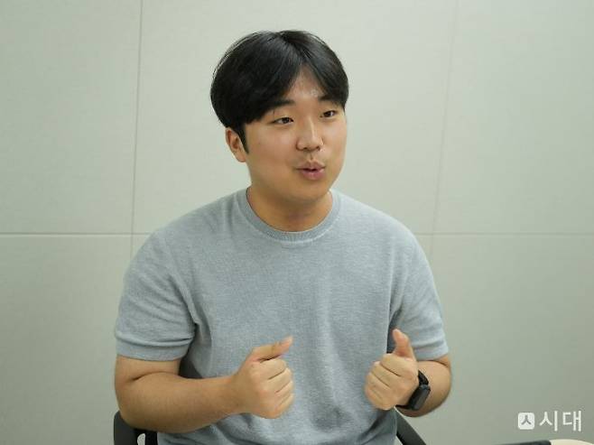 <동행미디어 시대>와 인터뷰를 하고 있는 고은강 씨. 고 씨는 지난해부터 양극단의 주장을 분석해 그 사이에서 절충점을 찾는 글을 블로그에 꾸준히 쓰고 있다./사진=조아현 기자