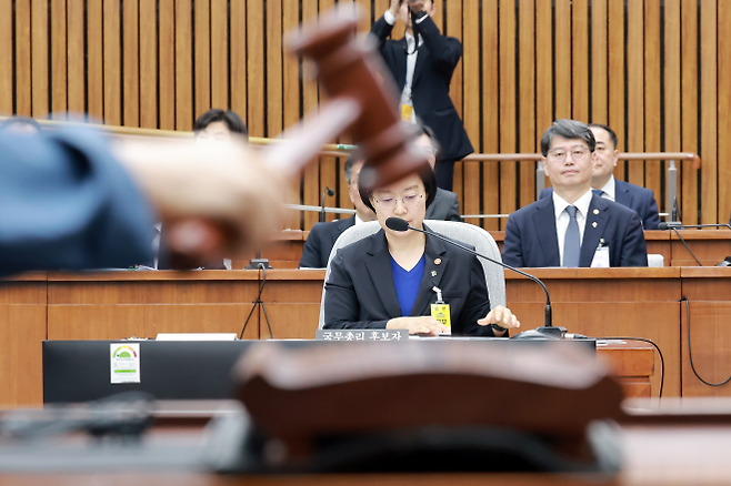 한성숙 국무총리 후보자가 26일 국회에서 열린 인사청문회에서 자료를 살피고 있다. 연합뉴스