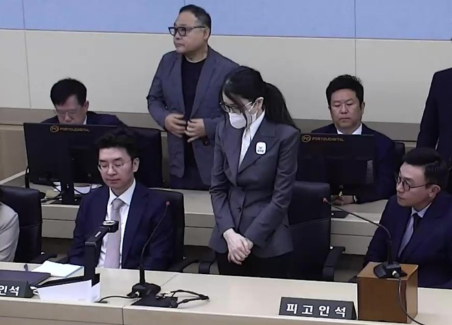 이른바 ‘매관매직’ 혐의로 기소된 김건희 여사가 26일 서초구 서울중앙지방법원에서 열린 특정범죄 가중처벌법상 알선수재 혐의 사건 1심 선고 공판에 출석하고 있다. 서울중앙지법 제공