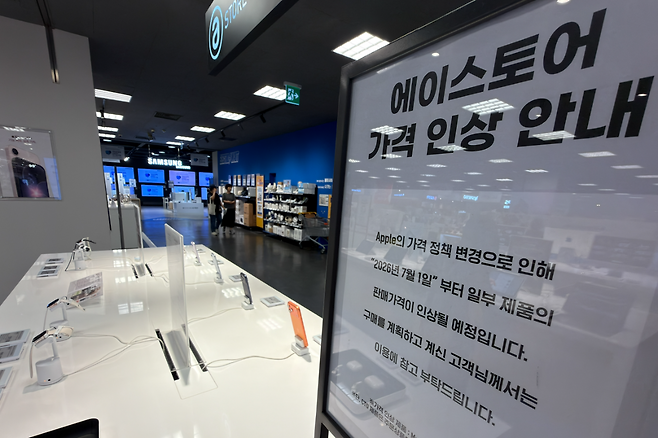 세계적인 메모리 품귀가 이어지는 가운데 애플이 맥·아이패드 전 제품 가격을 일제히 올리는 동시에 차세대 칩 로드맵도 대폭 수정했다. 25일(현지시간) 미국 애플 온라인 매장에 게시된 가격 정보를 보면 애플은 맥북 가격을 100∼300달러, 아이패드 가격을 100∼200달러 올렸다. 26일 서울 시내 애플 제품 판매점에 가격 인상 안내문이 부착돼 있다. 연합뉴스