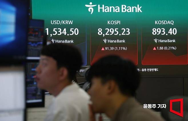 전일 사상 최대 낙폭을 기록한 코스피 지수가 24일 장 개장과 동시에 2% 넘게 오르며 장을 시작하고 있다. 서울 중구 하나은행 딜링룸 지수 현황판에 환율, 코스피, 코스닥 지수가 표시되고 있다. 2026.06.24 윤동주 기자
