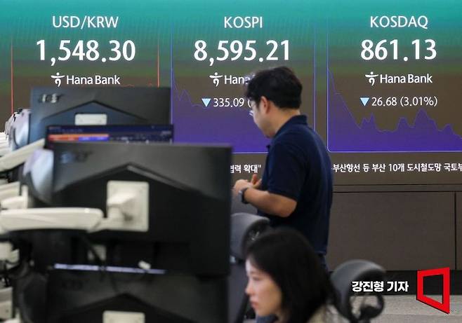 코스피가 하락한 지난 26일 서울 중구 하나은행 본점 딜링룸 전광판에 증시 현황이 표시돼 있다. 강진형 기자