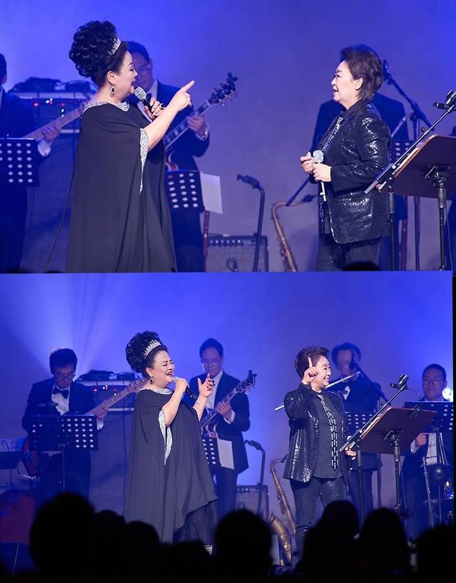 윤희정(왼쪽)과 혜은이가 함께 무대에 올라 노래하고 있다. 대중가요의 정상에 섰던 혜은이가 공백기를 지나 새로운 음악에 도전할 수 있도록 손을 내민 사람이 윤희정이었다. 윤희정 제공