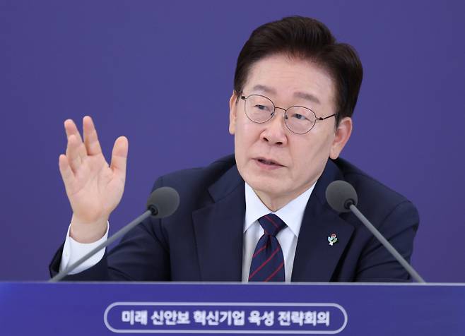 이재명 대통령이 27일 "부처 눈에는 부처가 보이고 돼지 눈에는 돼지가 보이는 법"이라며 의미심장한 발언을 내놨다. 사진은 지난 26일 청와대에서 열린 미래 新안보 혁신기업 육성 전략회의에 참석한 이재명 대통령. /사진=뉴스1