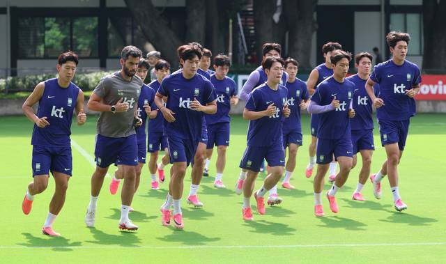축구 국가대표팀 선수들이 25일(현지 시간) 멕시코 과달라하라 인근 사포판에 위치한 베이스캠프 훈련장 치바스 바예 베르데에서 훈련하고 있다. 뉴시스