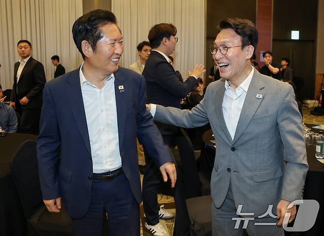 김민석 국무총리와 정청래 더불어민주당 전 대표가 28일 오후 경기 광주 곤지암리조트에서 열린 민주당 청년 당선인 워크숍에서 대화를 나누고 있다. (공동취재) 2026.6.28 ⓒ 뉴스1 오대일 기자