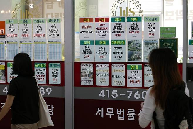정부가 7월 발표할 세제개편안에 1주택자라도 보유 주택이 3-40억원을 웃도는 초고가인 경우 높은 종합부동산세율을 적용하는 방안이 포함되는 것으로 알려진 26일 서울의 한 부동산 밀집 상가에 매물 안내문이 게시돼 있다. 2026.06.26 서울=뉴시스