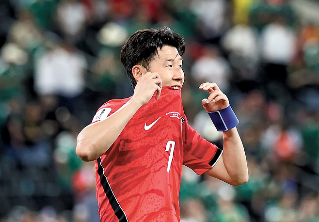 한국의 손흥민이 2026 북중미 월드컵 조별리그 A조 남아프리카공화국과의 경기에서 0-1로 패한 뒤 안타까워하고 있다. 과달루페=뉴시스