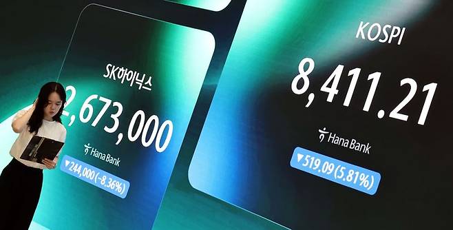 26일 서울 중구 하나은행 딜링룸 현황판에 코스피 등이 표시되고 있다. 사진=연합뉴스