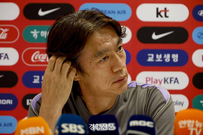 홍명보 한국 남자축구 대표팀 감독이 지난 26일 멕시코 과달라하라에서 기자회견을 하고 있다. 과달라하라(멕시코) | 문재원 기자