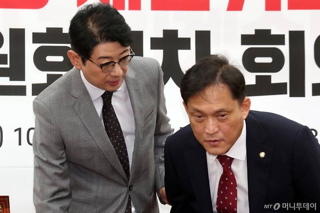 (서울=뉴스1) 황기선 기자 = 주진우 국민의힘 이재명 대통령 재판취소 저지 특별위원회 위원장이 22일 오전 서울 여의도 국회에서 열린 특위 1차회의에서 김태규 부위원장과 대화를 나누고 있다. 2026.6.22/뉴스1 Copyright (C) 뉴스1. All rights reserved. 무단 전재 및 재배포, AI학습 이용 금지. /사진=(서울=뉴스1) 황기선 기자