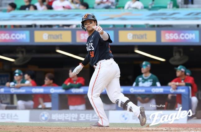 한화 이글스 강백호가 27일 인천 SSG랜더스필드에서 열린 SSG 랜더스와 2026 신한 SOL KBO리그 방문경기에서 4번 지명타자로 선발 출전해 5회초 홈런을 날리고 한화 더그아웃을 향해 손짓하며 세리머니를 하고 있다. /사진=한화 이글스 제공