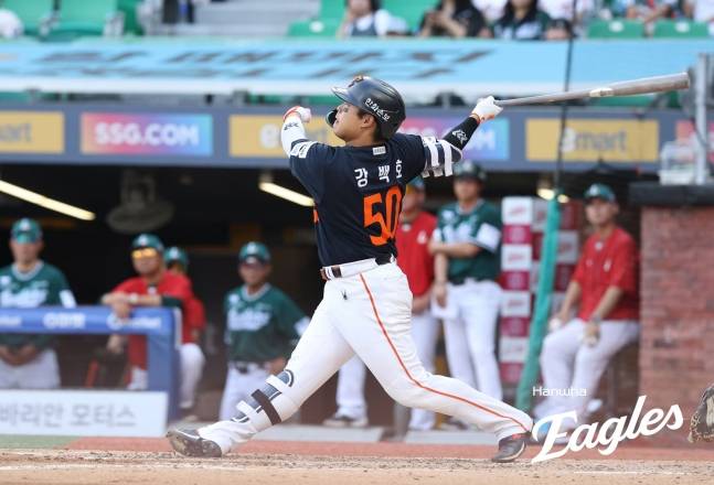 한화 이글스 강백호가 27일 인천 SSG랜더스필드에서 열린 SSG 랜더스와 2026 신한 SOL KBO리그 방문경기에서 4번 지명타자로 선발 출전해 5회초 홈런을 날리고 있다. /사진=한화 이글스 제공