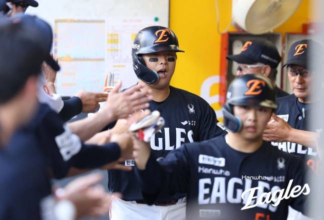 한화 이글스 강백호가 27일 인천 SSG랜더스필드에서 열린 SSG 랜더스와 2026 신한 SOL KBO리그 방문경기에서 4번 지명타자로 선발 출전해 5회초 홈런을 날리고 더그아웃에서 동료들의 환영을 받고 있다. /사진=한화 이글스 제공