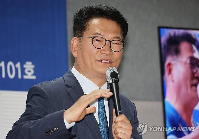 발언하는 송영길 (전주=연합뉴스) 임채두 기자 = 더불어민주당 송영길 의원이 28일 전북 전주 코오롱스카이타워에서 열린 '전북 민주당 평당원과의 타운홀 미팅'에서 질문에 답하고 있다. 2026.6.28 doo@yna.co.kr