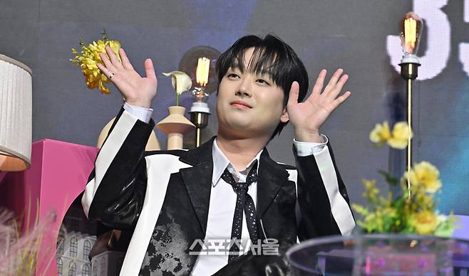 이찬원이 20일 인천 중구 인스파이어 아레나에서 열린 제35회 서울가요대상에서 무대 대기석에서 팬들에 인사를 하고 있다. 2026. 6. 20. 인천 | 최승섭기자 thunder@sportsseoul.com