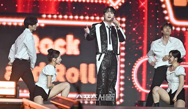 이찬원이 20일 인천 중구 인스파이어 아레나에서 열린 제35회 서울가요대상에서 열정적인 무대를 선보이고 있다. 2026. 6. 20. 인천 | 최승섭기자 thunder@sportsseoul.com