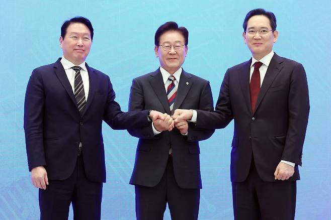 이재명 대통령과 이재용 삼성전자 회장, 최태원 SK그룹 회장이 29일 청와대 영빈관에서 열린 대한민국 대도약 3대 메가프로젝트 국민보고회에서 손을 맞잡고 있다. 2026.6.29. 뉴스1