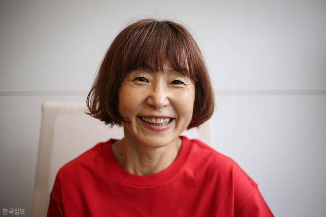 7년 만에 장편소설 '시간의 감촉'을 출간한 은희경 작가가 25일 서울 중구 한국일보 본사에서 포즈를 취하고 있다. 정다빈 기자