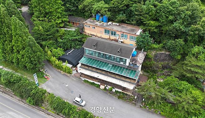 지난 23일 경남 의령군에 위치한 한 리조트 건물을 찾았다. 이 리조트는 김봉남 의원의 배우자가 대표로 있는 곳이다. 이 리조트에는 김 의원의 배우자와 관련이 있는 건설사 두 곳이 위치해 있었지만, 현재는 한 곳만 남아 있다. 의령|권도현기자