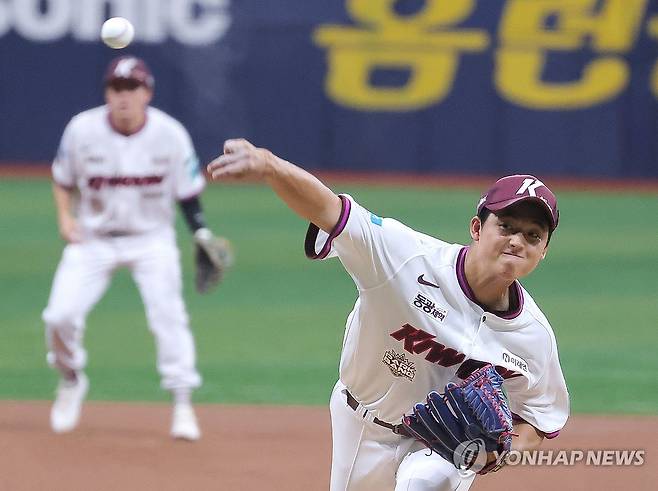 선발 데뷔전 갖는 박준현 (서울=연합뉴스) 류영석 기자 = 26일 서울 고척스카이돔에서 열린 KBO 프로야구 삼성 라이온즈와 키움 히어로즈의 경기.
1회초 키움 선발 투수 박준현이 역투하고 있다. 2026.4.26 ondol@yna.co.kr