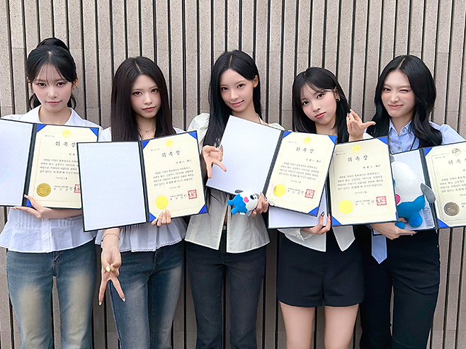 5월 22일 거제시 홍보대사로 위촉된 5인조 걸그룹 리센느(RESCENE)가 위촉장을 들고 포즈를 취하고 있다. 사진=거제시