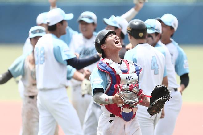 27일 2026 KBO 드림컵 독립야구대회 준결승서 화성 코리요를 물리치고 결승에 진출한 안산 웨이브스 선수들이 기뻐하고 있다. 사진=KBO