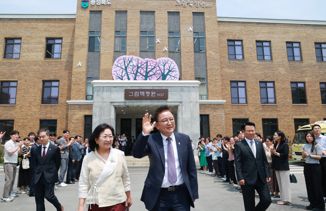 ▲ 김영환 충북지사가 이임식후 직원들의 환송속에 도청을 떠나고 있다./충북도 제공
