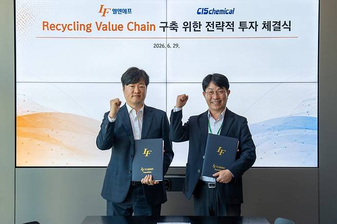 (왼쪽부터) 허제홍 엘앤에프 대표이사, 이성오 씨아이에스케미칼 대표이사./ 엘앤에프