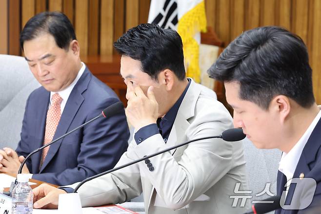 장동혁 국민의힘 대표가 30일 서울 여의도 국회에서 열린 6.3 지방선거 참정권 박탈 사태 청년·대학생 시국 대토론회에서 생각에 잠겨 있다. 2026.6.30 ⓒ 뉴스1 신웅수 기자