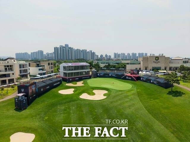 베어즈베스트청라GC 18번홀에 설치된 국내 최초의 스타디움형 관람석인 '롯데 플레저 스타디움' 전경'./대홍기획