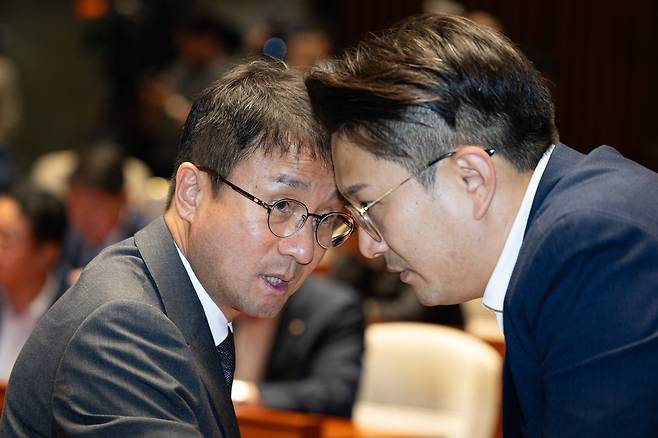 더불어민주당 한병도 당대표 직무대행 겸 원내대표가 29일 서울 국회에서 열린 의원총회에서 전용기 원내소통수석부대표와 대화하고 있다. 이날 한 원내대표는 의총 모두발언에서 “국민의힘은 최소한의 양심과 염치가 있으면 법사위원장 달라는 말은 못 할 것”이라고 했다. /뉴스1