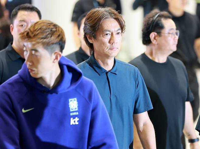 2026 북중미 월드컵 32강 진출 실패의 책임을 지고 사퇴 의사를 밝힌 홍명보 축구대표팀 감독이 30일 새벽 인천국제공항 2터미널을 통해 입국하고 있다. /뉴스1