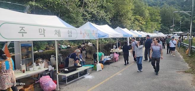 지난해 9월 열린 공수리 주막할매 축제 현장. 방문객들이 주막 체험 부스와 먹거리 부스를 둘러보고 있다.