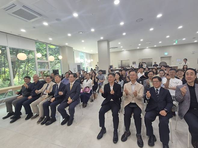 각계 각층의 참석자들이 30일 서울 은평구 한국기독교역사문화관에서 열린 배리어 프리 기획전 ‘서로가 서로를’ 개막행사에서 사진 촬영을 위한 포즈를 취하고 있다.