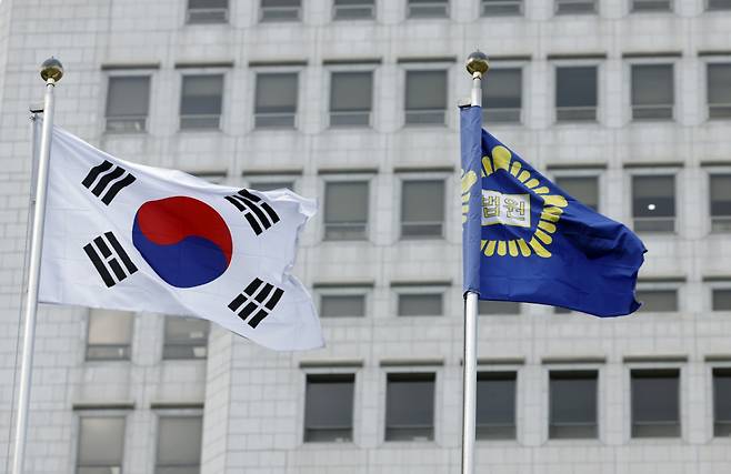 서울시 서초구 대법원 내 국기게양대에 태극기와 법원 깃발이 바람에 휘날리고 있다. /사진=뉴스1