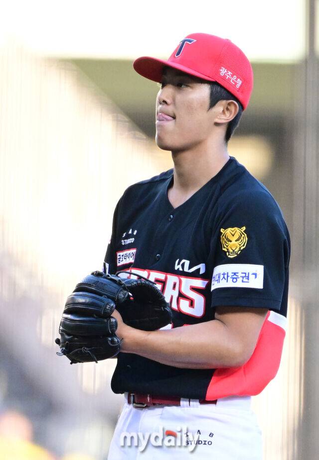 2026년 5월 29일 오후 서울 잠실구장에서 열린 '2026 신한 SOL KBO리그' KIA 타이거즈와 LG 트윈스의 경기. KIA 선발투수 이의리가 1회말 5실점 한 뒤 당황하고 있다./마이데일리