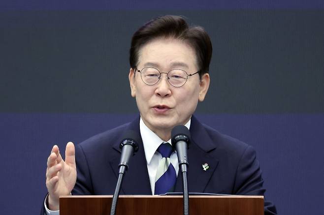 축사하는 이재명 대통령 - 이재명 대통령이 30일 광주 김대중컨벤션센터에서 열린 서남권 첨단산업 발전비전 국민보고회에서 축사하고 있다. 광주 연합뉴스